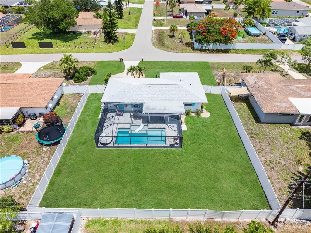 Image 2 of property listing at 710 SE 42nd LN, Cape Coral, FL 33904