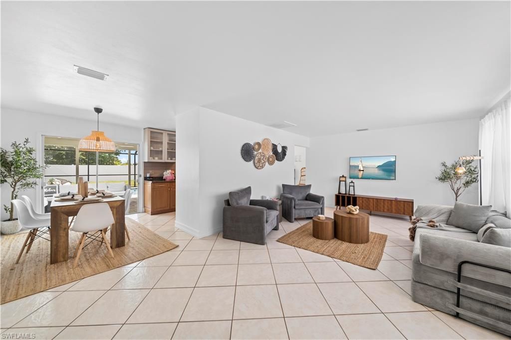 Image 20 of property listing at 710 SE 42nd LN, Cape Coral, FL 33904