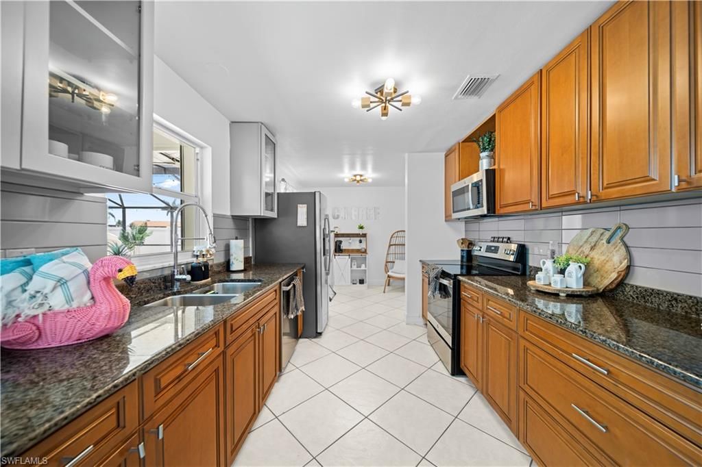 Image 21 of property listing at 710 SE 42nd LN, Cape Coral, FL 33904
