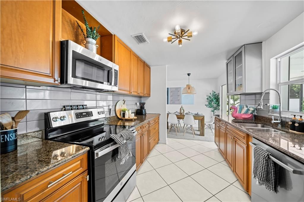 Image 23 of property listing at 710 SE 42nd LN, Cape Coral, FL 33904