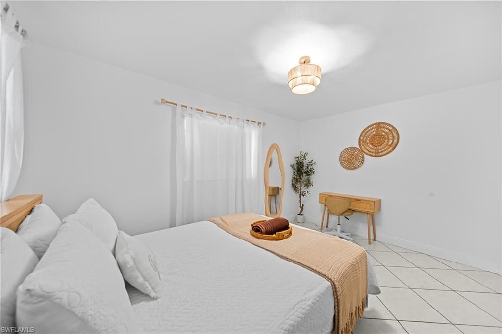 Image 26 of property listing at 710 SE 42nd LN, Cape Coral, FL 33904