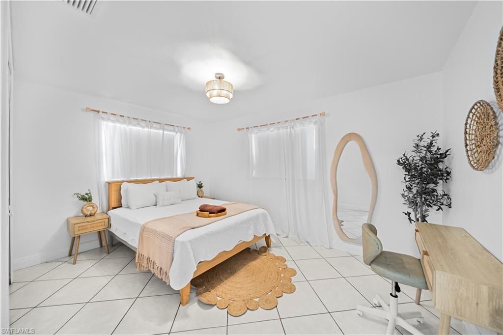 Image 28 of property listing at 710 SE 42nd LN, Cape Coral, FL 33904