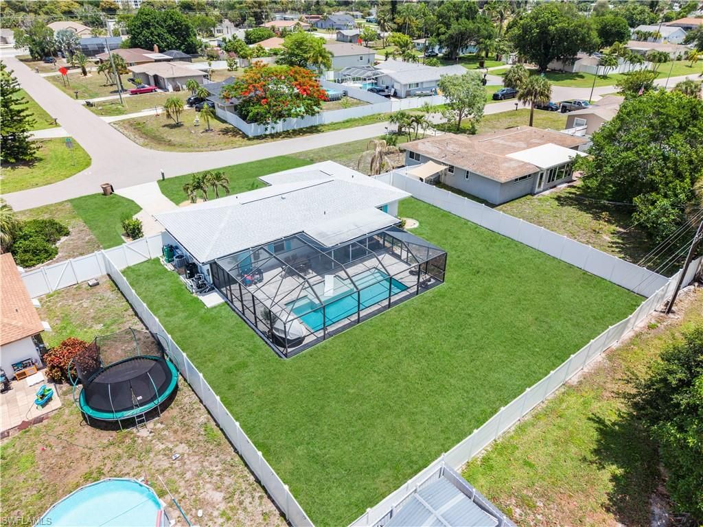 Image 3 of property listing at 710 SE 42nd LN, Cape Coral, FL 33904