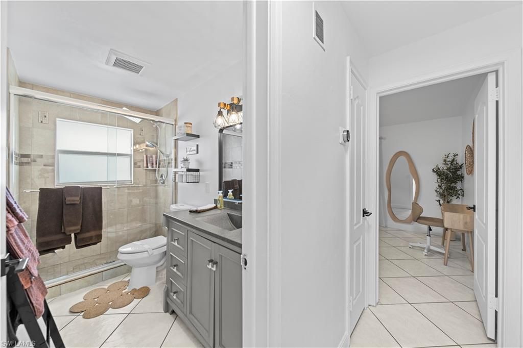 Image 30 of property listing at 710 SE 42nd LN, Cape Coral, FL 33904