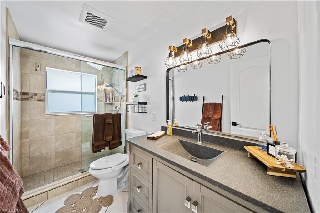 Image 32 of property listing at 710 SE 42nd LN, Cape Coral, FL 33904