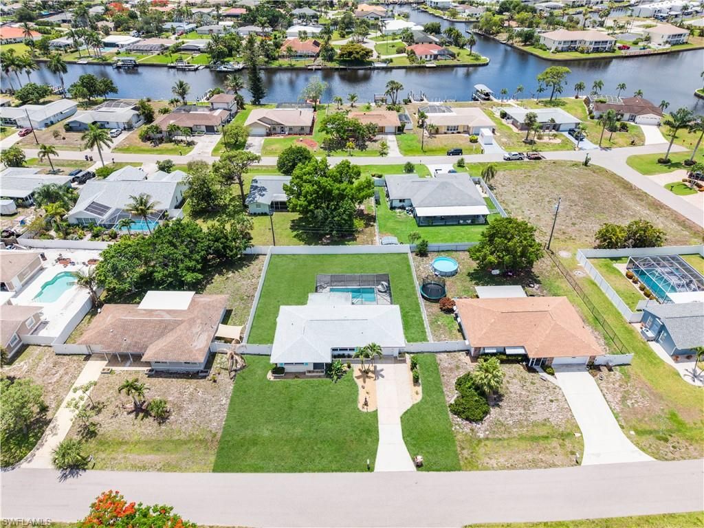 Image 4 of property listing at 710 SE 42nd LN, Cape Coral, FL 33904