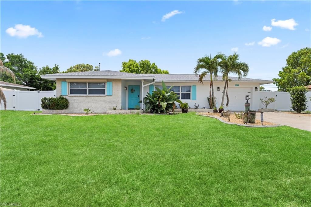 Image 5 of property listing at 710 SE 42nd LN, Cape Coral, FL 33904