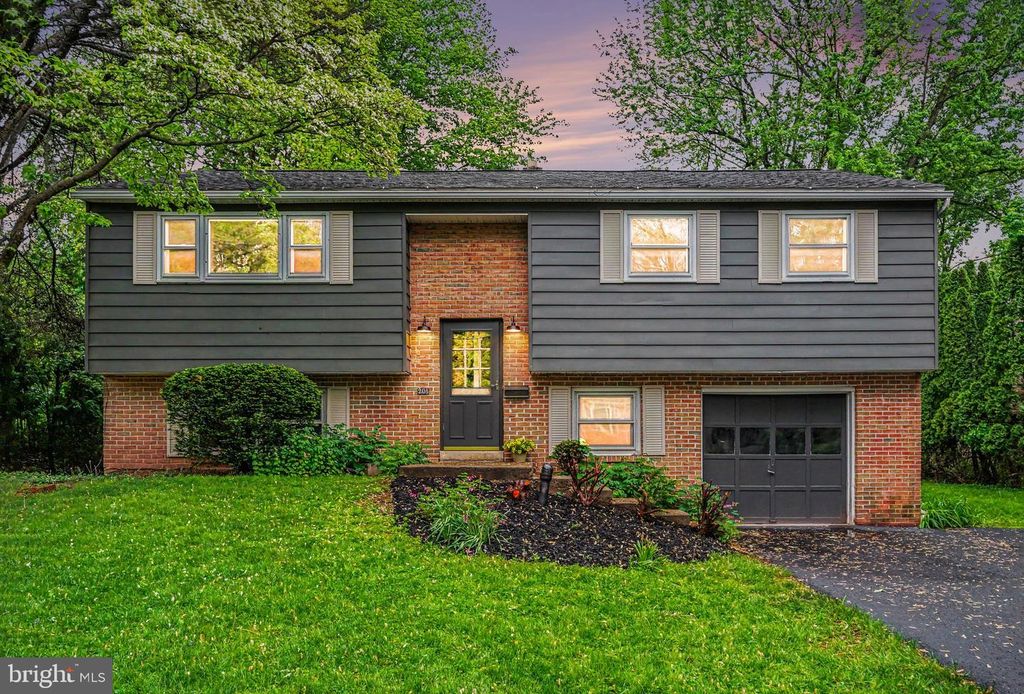 208 W 3RD ST, Red Hill, PA 18076