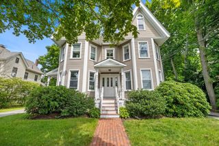 40 Chestnut St 3, Andover, MA 01810