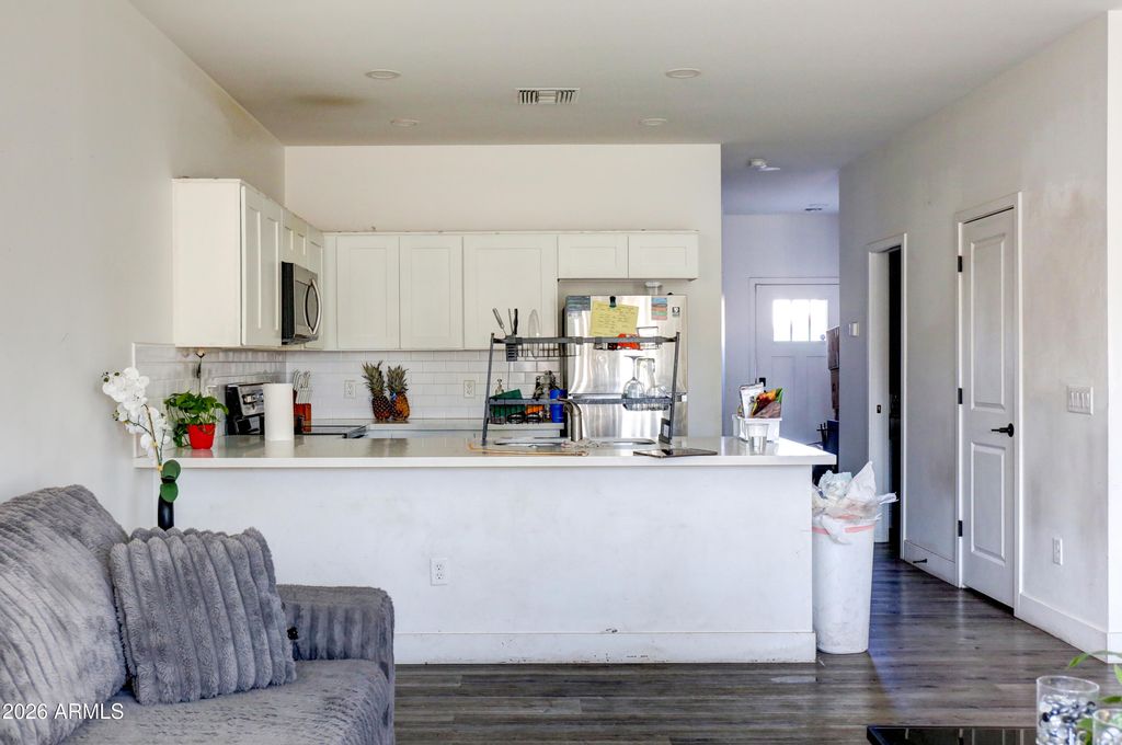 Image 5 of property listing at 909 S 4TH Avenue, Phoenix, AZ 85003