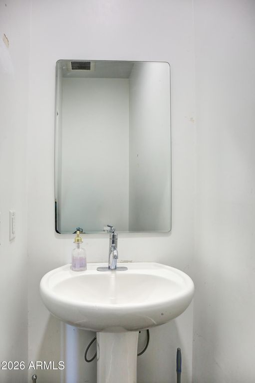 Image 9 of property listing at 909 S 4TH Avenue, Phoenix, AZ 85003