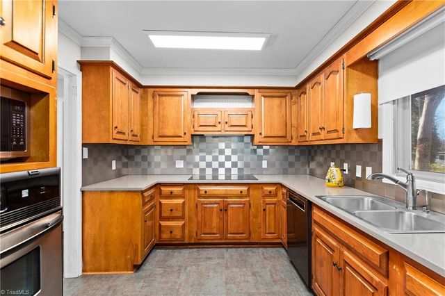 216 Knollwood Drive, Jamestown, NC 27282