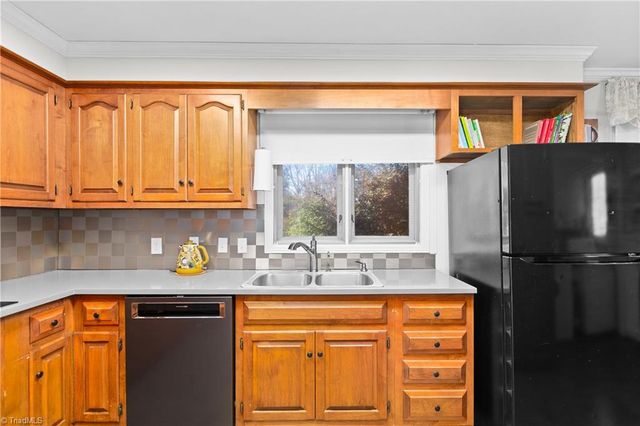 216 Knollwood Drive, Jamestown, NC 27282