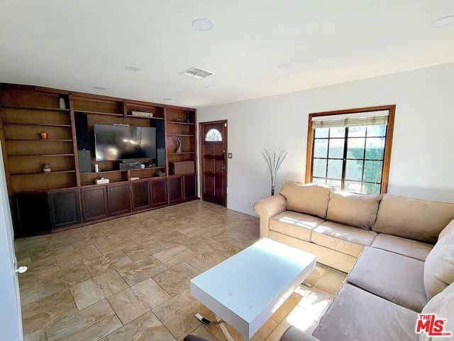 16913 Bassett Street, Van Nuys (los Angeles), CA 91406