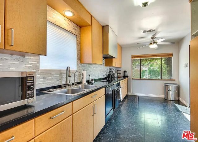 16913 Bassett Street, Van Nuys (los Angeles), CA 91406