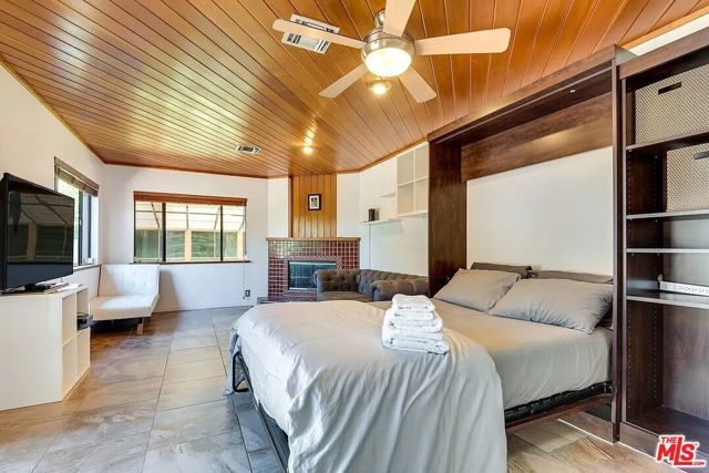 16913 Bassett Street, Van Nuys (los Angeles), CA 91406