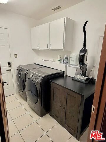 16913 Bassett Street, Van Nuys (los Angeles), CA 91406