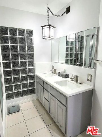 16913 Bassett Street, Van Nuys (los Angeles), CA 91406