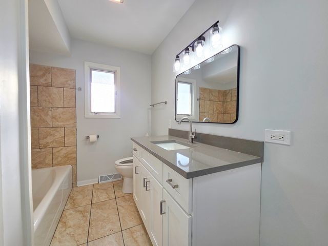 29 E Lake Shore Drive, Round Lake Park, IL 60073