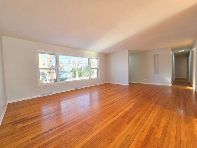 29 E Lake Shore Drive, Round Lake Park, IL 60073