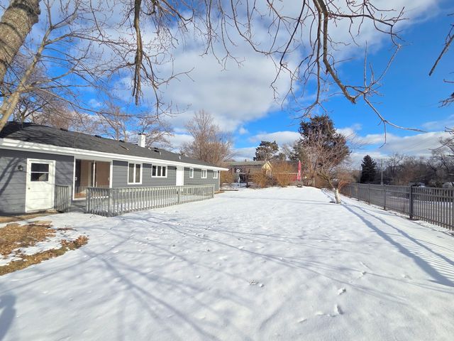 29 E Lake Shore Drive, Round Lake Park, IL 60073