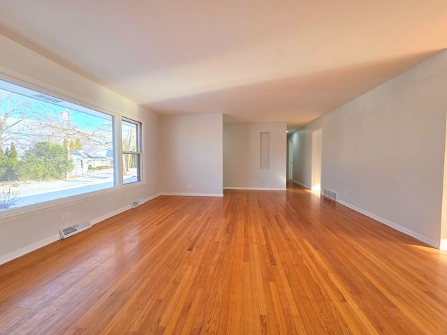 29 E Lake Shore Drive, Round Lake Park, IL 60073