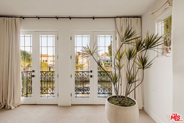 409 Howland Canal, Los Angeles, CA 90291