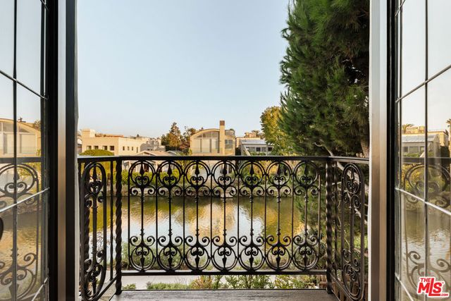 409 Howland Canal, Los Angeles, CA 90291