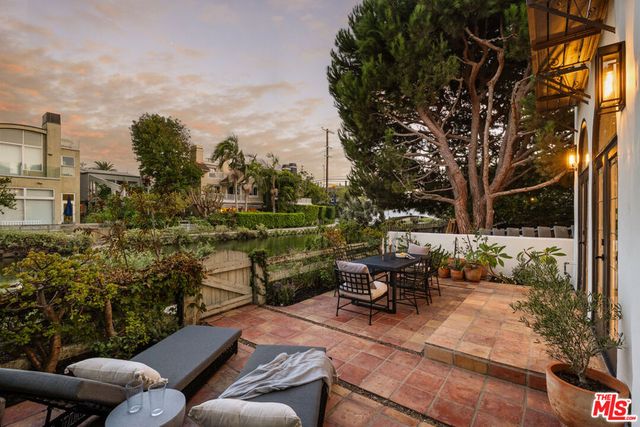 409 Howland Canal, Los Angeles, CA 90291