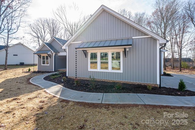 1928 Friendly Lane, Newton, NC 28658