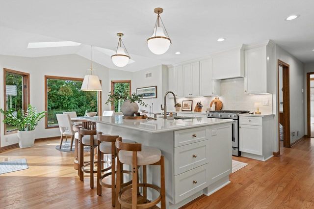 W308N1801 Westlake CIRCLE, Delafield, WI 53018