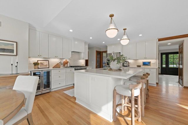 W308N1801 Westlake CIRCLE, Delafield, WI 53018