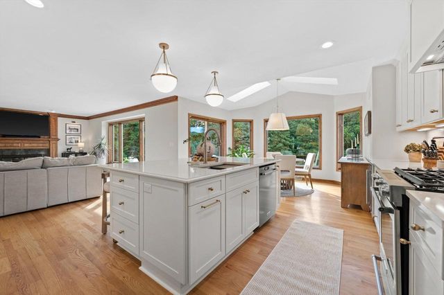 W308N1801 Westlake CIRCLE, Delafield, WI 53018