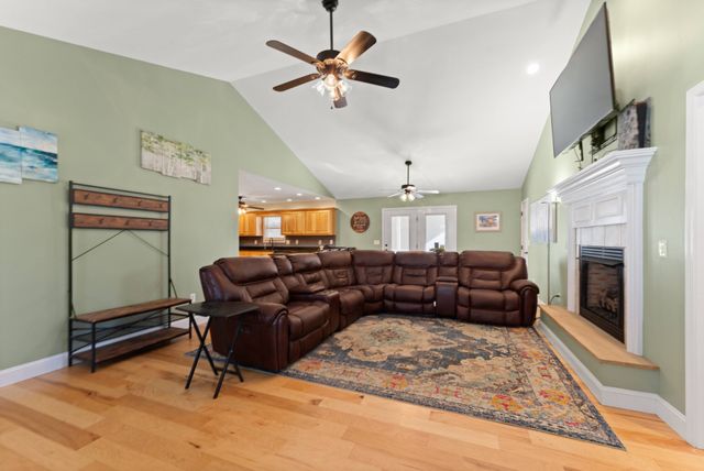 455 Carriage Dr, Crossville, TN 38555