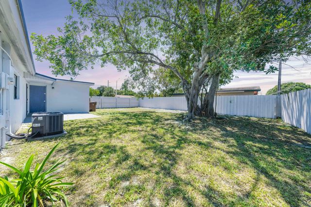 510 SW 13th Place, Deerfield Beach, FL 33441