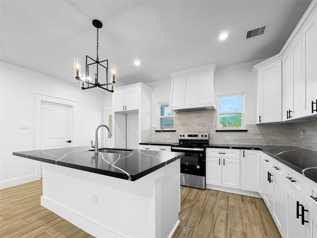 314 E Republic Avenue, Baytown, TX 77520