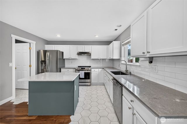 9524 Country Hollow Drive E, Puyallup, WA 98375