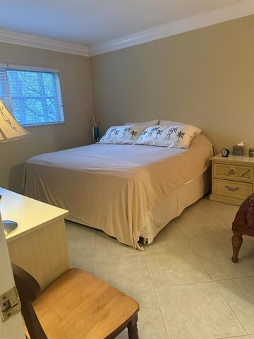 2050 NE 39th Street 211w, Lighthouse Point, FL 33064