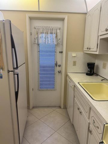 2050 NE 39th Street 211w, Lighthouse Point, FL 33064
