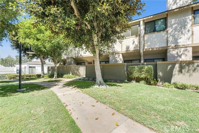 2000 W Palmyra 30, Orange, CA 92868