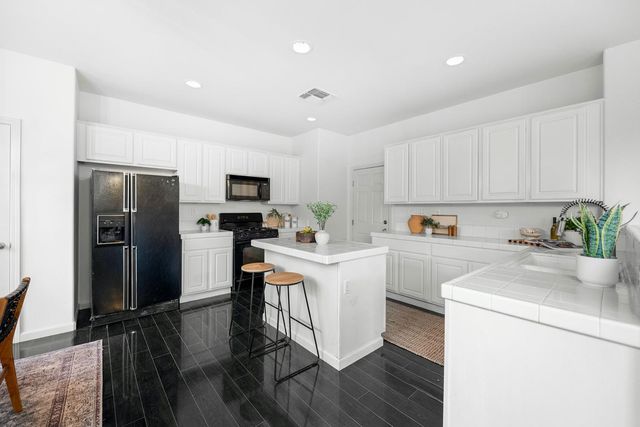 5324 Hartona Way, Sacramento, CA 95835