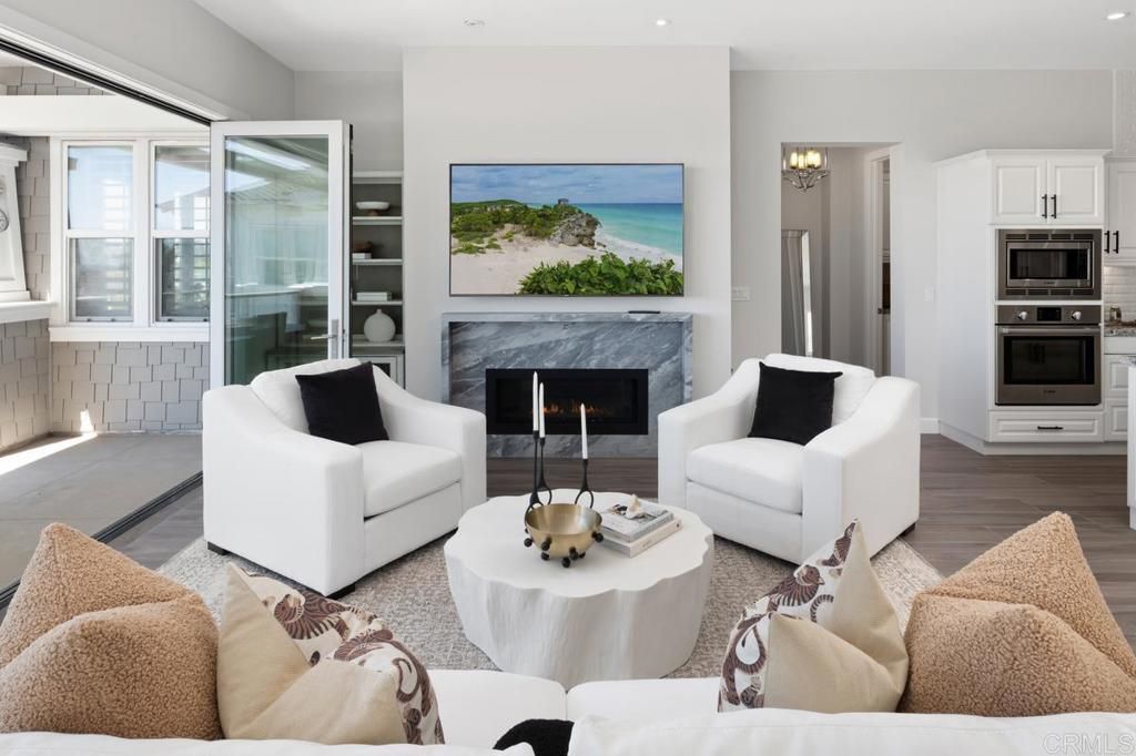 Image 15 of property listing at 2323 Ocean Street, Carlsbad, CA 92008