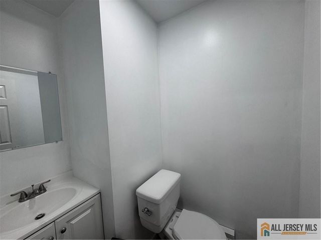 33 Mercer Street, Carteret, NJ 07008