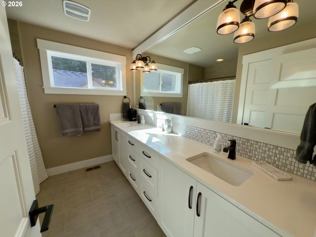 15315 Se Lewis St, Happy Valley, OR 97086