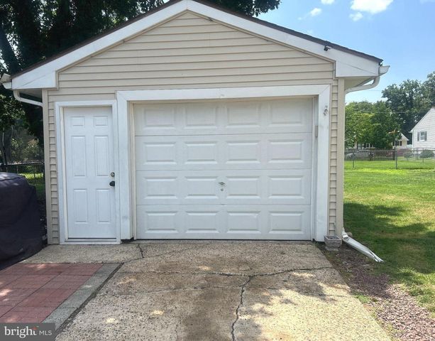 150 HAWTHORNE DR, Mount Holly, NJ 08060