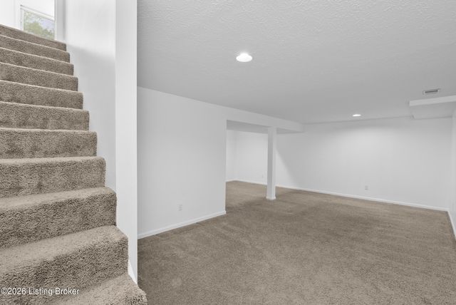 8404 Silver Fox Rd, Louisville, KY 40291