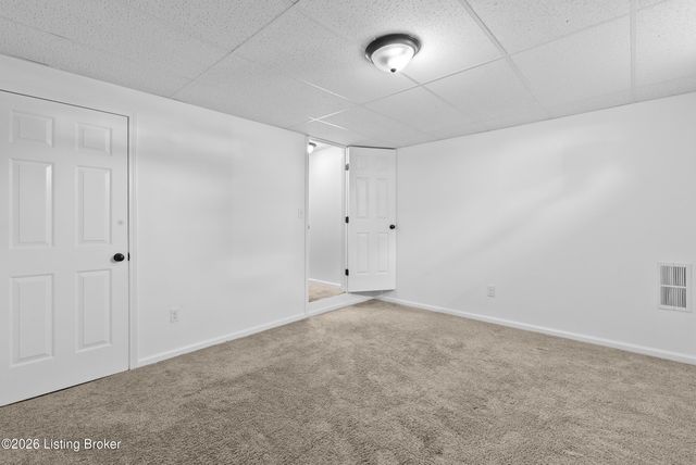 8404 Silver Fox Rd, Louisville, KY 40291