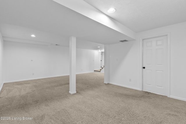 8404 Silver Fox Rd, Louisville, KY 40291