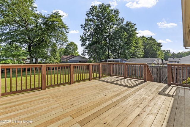 8404 Silver Fox Rd, Louisville, KY 40291
