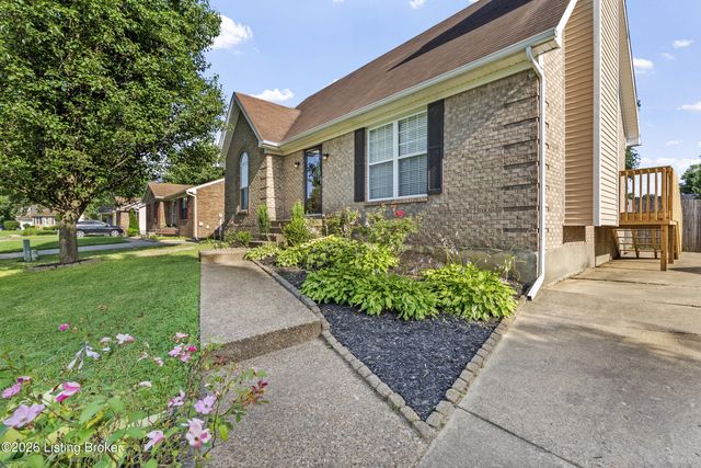 8404 Silver Fox Rd, Louisville, KY 40291